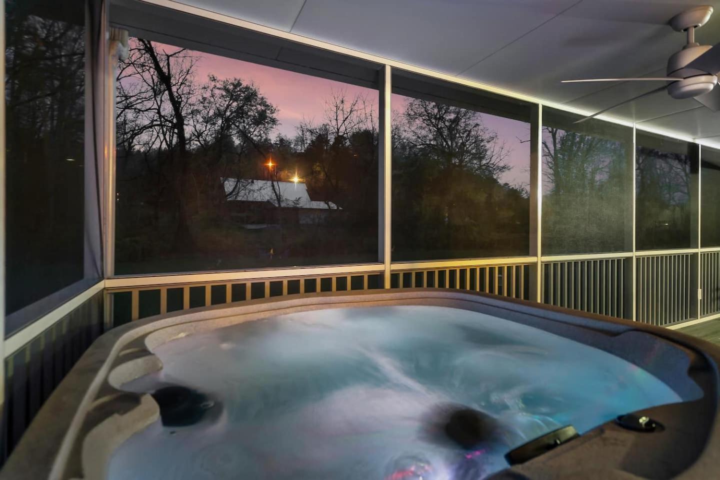 비둘기 포지 1 Mile To Pkwy, Pets, Hot Tub, Creekside, Porch 빌라 외부 사진