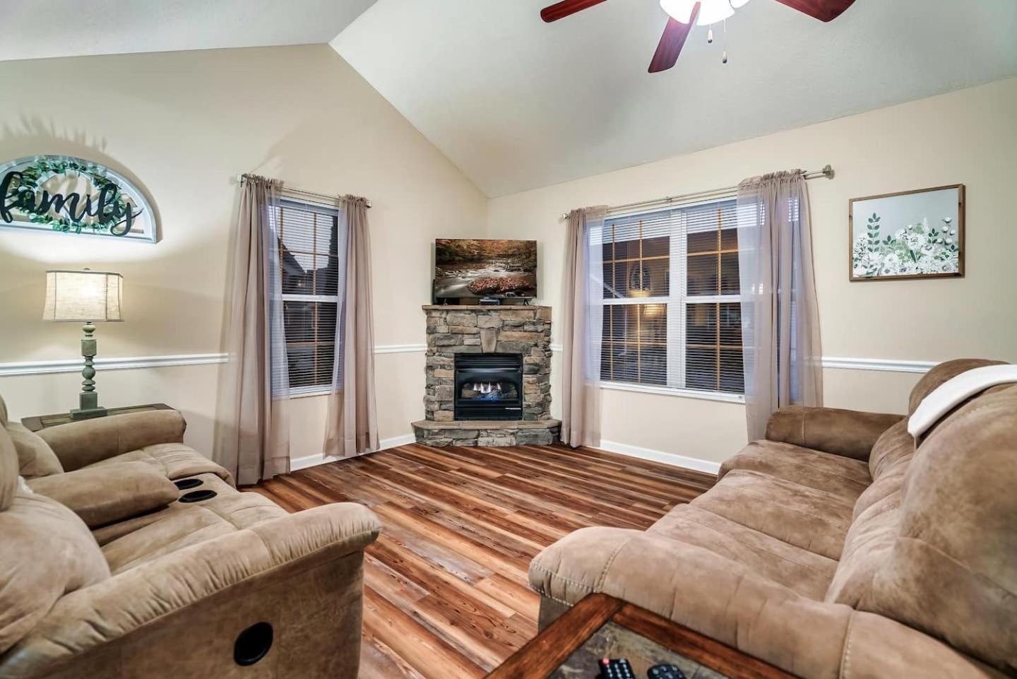 비둘기 포지 1 Mile To Pkwy, Pets, Hot Tub, Creekside, Porch 빌라 외부 사진