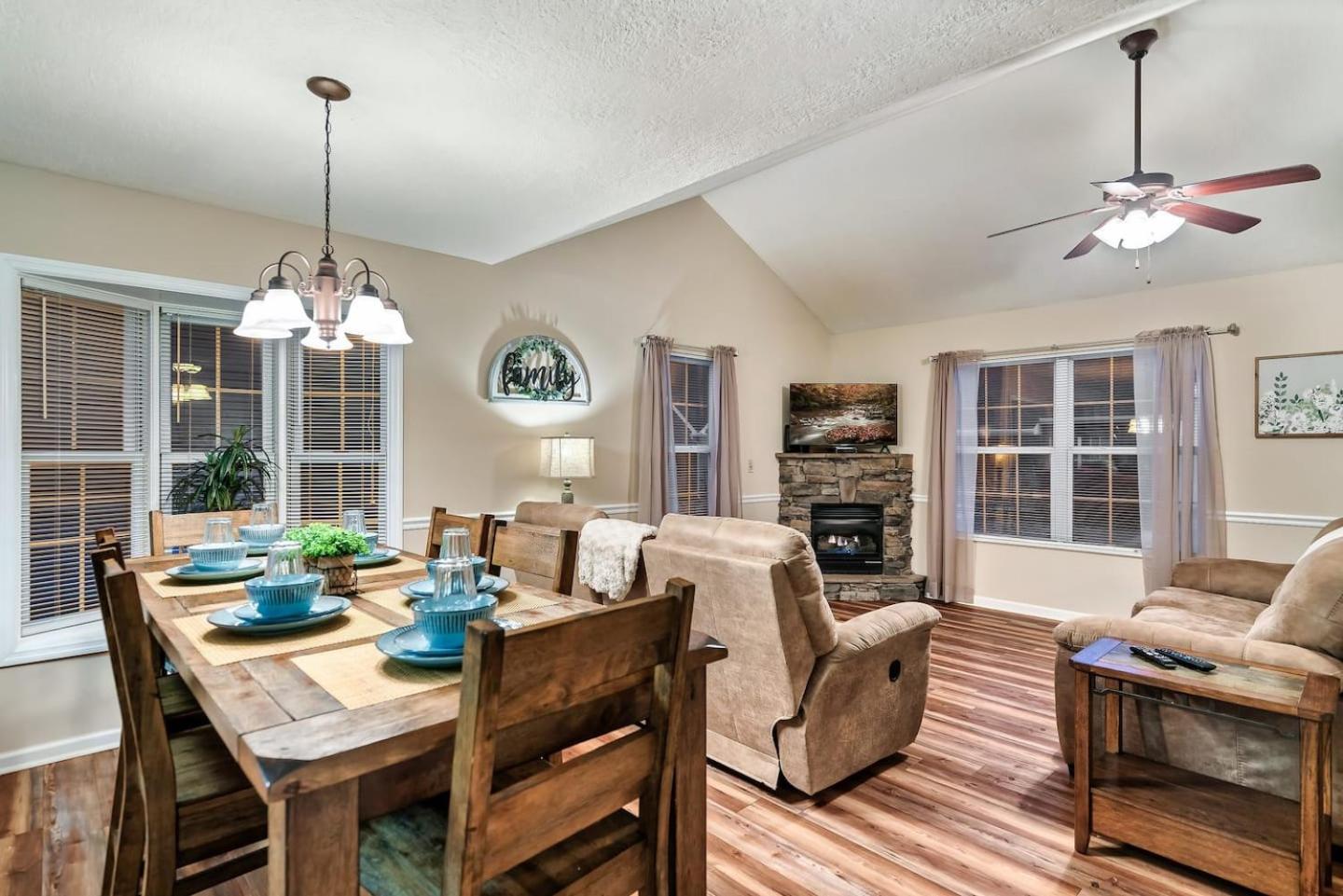 비둘기 포지 1 Mile To Pkwy, Pets, Hot Tub, Creekside, Porch 빌라 외부 사진